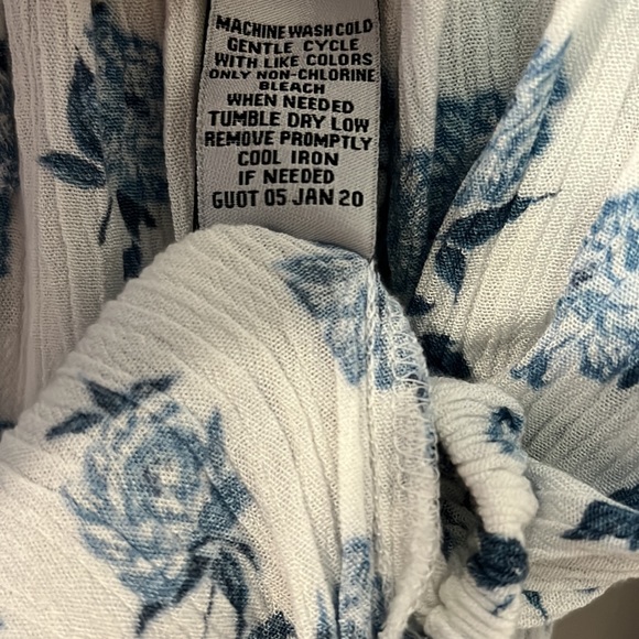 Vanilla Star Floral Crop Top - Picture 6 of 7